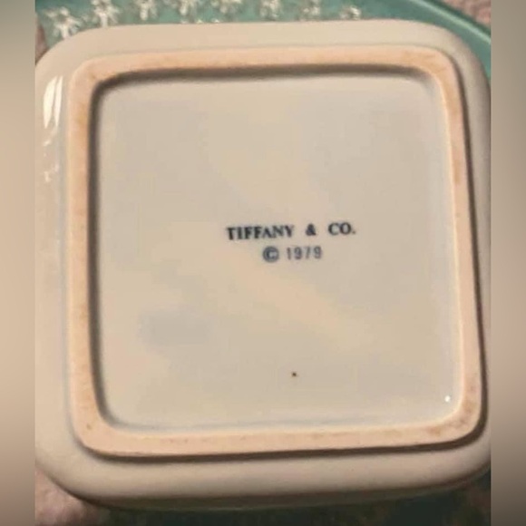 Tiffany & Co ceramic trinket box.  Vintage - dated 1979. Beautiful etched design - Picture 3 of 10